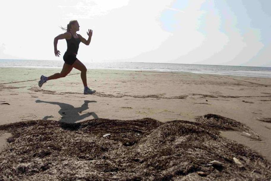 Tina Maze in allenamento corre sulla spiaggia di Grado 